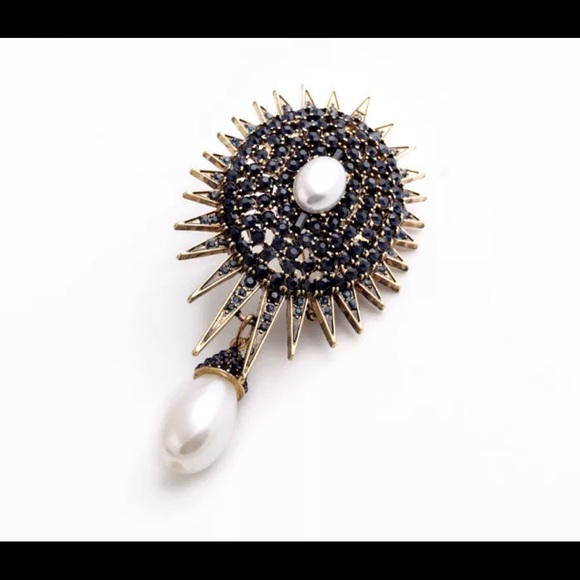 Jewelry - Last one Vintage ArtDeco Victorian pearl and crystal Brooch